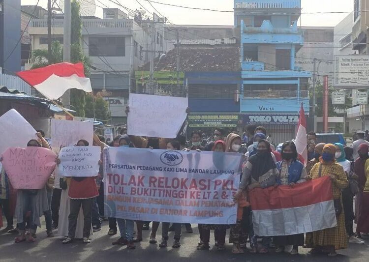 Tata Kelola Pedagang Di Wajah Kota Bandar Lampung Persatuan Pedagang Kaki Lima Bandar Lampung Tolak Relokasi PKL 46 Relokasi PKL