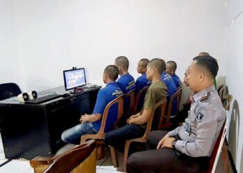 Bangun Karakter Warga Binaan, Lapas Bengkulu Gelar Kelas Moralitas Bersama Huang Laoshi 53 Lembaga Pemasyarakatan (Lapas) Kelas IIA Bengkulu terus menunjukkan komitmennya dalam membentuk karakter dan moralitas warga binaan. Kali ini, delapan orang warga binaan mengikuti kelas moralitas secara virtual (Zoom Meeting) bersama pembimbing spiritual dan motivator ternama, Huang Laoshi (Ibu Erina Wongso), Selasa (21/10).