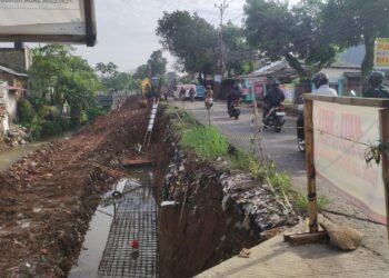 Ambrolnya Jalan Pitara-Citayan dekat Jembatan Serong Depok: Aliran Kali Deras Mengikis Tanah 46 Ambrolnya Jalan Pitara-Citayan dekat Jembatan Serong Depok