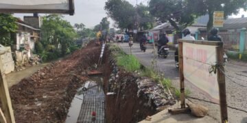 Ambrolnya Jalan Pitara-Citayan dekat Jembatan Serong Depok