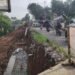 Ambrolnya Jalan Pitara-Citayan dekat Jembatan Serong Depok: Aliran Kali Deras Mengikis Tanah 58 Ambrolnya Jalan Pitara-Citayan dekat Jembatan Serong Depok