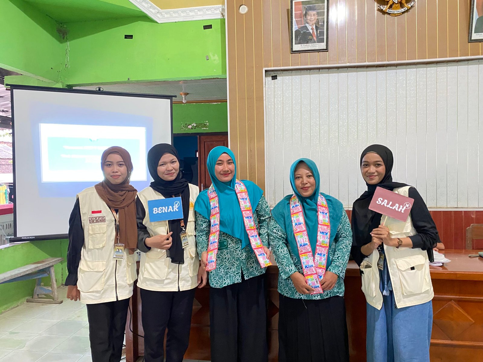 Cegah penipuan online, Mahasiswa KKN-T Unesa gelar edukasi seru untuk ibu-ibu PKK Durikulon 47 IMG 3911.HEIC scaled