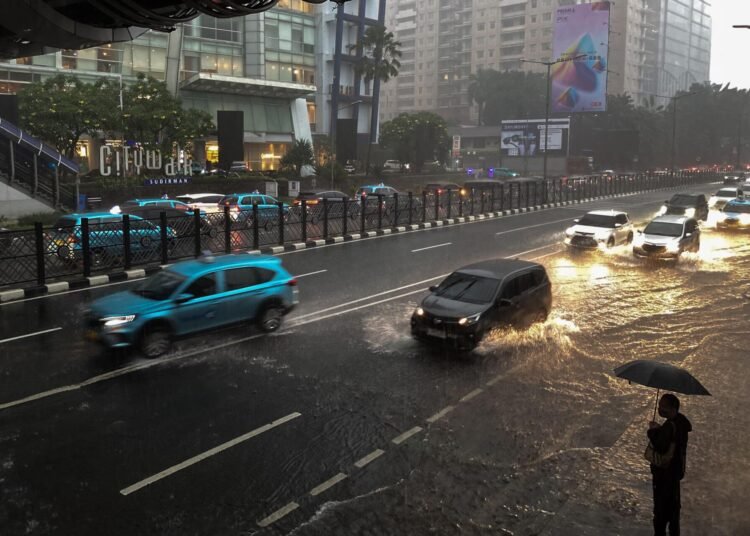 Kehidupan di Jakarta yang Tidak Berhenti Saat Hujan Menerpa : Hujan Deras Yang Menyebabkan Ruas Jalan Banjir di Kawasan Sudirman 46 Hujan Deras