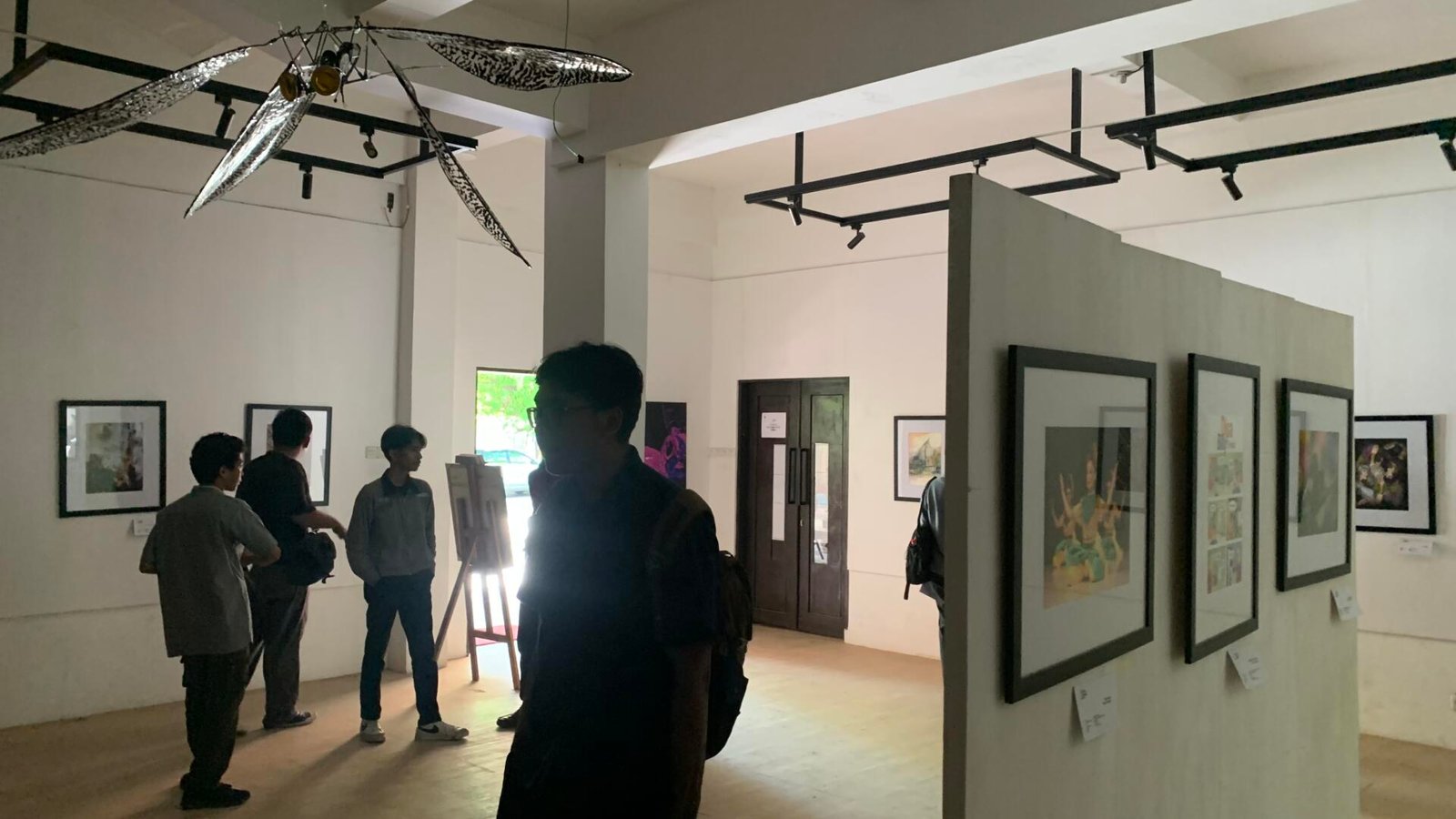 Inovasi Berbicara: Pameran Karya Visual di Collie Pakue Art UNM Curi Perhatian Pengunjung 47 IMG 4619
