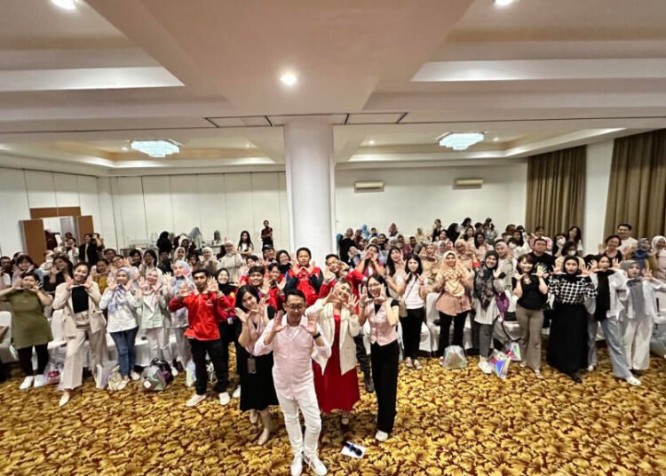 Devina Salim dan Kurniawati Minarno, Co-founder More bersama dengan peserta serta narasumber saat melakukan sesi foto bersama selepas kegiatan workshop