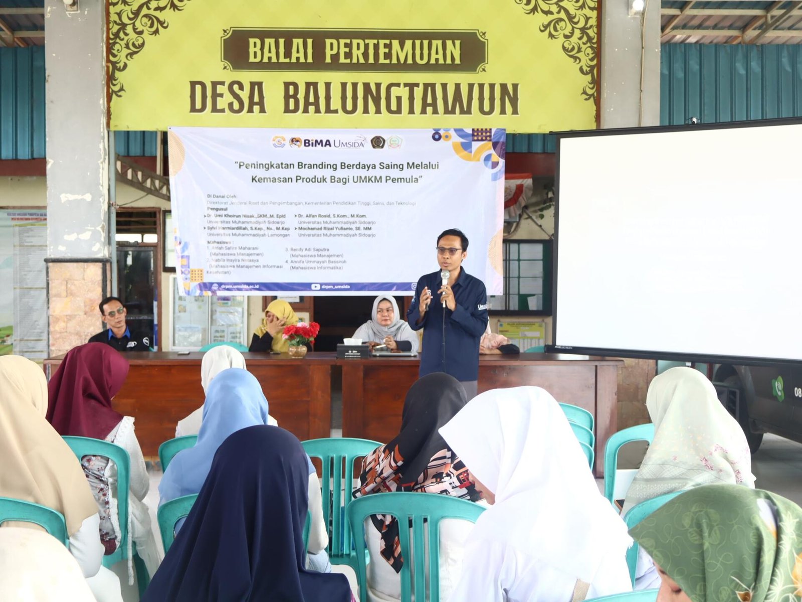 Balungtawun Geger! UMKM Lamongan Naik Kelas: Inovasi 'Digital Asset' Kemasan Lintas Prodi UMSIDA, Jurus Jual Tinggi di Era Digital 47 IMG 5317 min