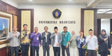 Rektor Universitas Brawijaya Prof Widodo (empat dari kiri) berfoto bersama Ketua Ombudsman RI Mokhammad Najih (lima dari kiri) dan citivitas akademis di Ruang Rektorat Universitas Brawijaya, Rabu (29/10).