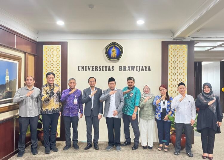 Ombudsman Perbarui MoU dengan Universitas Brawijaya 46 Rektor Universitas Brawijaya Prof Widodo (empat dari kiri) berfoto bersama Ketua Ombudsman RI Mokhammad Najih (lima dari kiri) dan citivitas akademis di Ruang Rektorat Universitas Brawijaya, Rabu (29/10).