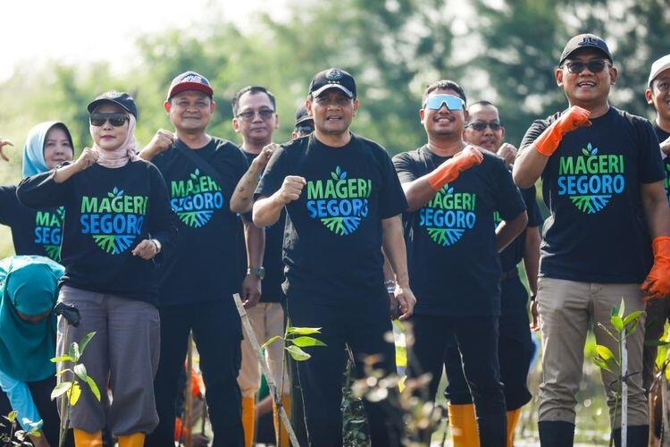 TAGANA Kabupaten Kendal Ikuti Penanaman Mangrove Serentak “Mageri Segoro” Provinsi Jawa Tengah Tahun 2025 48 Gubernur Jawa Tengah di Pantai Muara Kencana dan Pantai Kinasih, Kabupaten Kendal