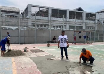 BENGKULU – Kepala Urusan Umum Lembaga Pemasyarakatan (Lapas) Kelas IIA Bengkulu, Haryanto, meninjau secara langsung proses renovasi lapangan serbaguna di lingkungan Lapas Bengkulu, Jumat (18/10).