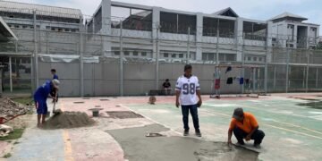 BENGKULU – Kepala Urusan Umum Lembaga Pemasyarakatan (Lapas) Kelas IIA Bengkulu, Haryanto, meninjau secara langsung proses renovasi lapangan serbaguna di lingkungan Lapas Bengkulu, Jumat (18/10).