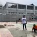 BENGKULU – Kepala Urusan Umum Lembaga Pemasyarakatan (Lapas) Kelas IIA Bengkulu, Haryanto, meninjau secara langsung proses renovasi lapangan serbaguna di lingkungan Lapas Bengkulu, Jumat (18/10).