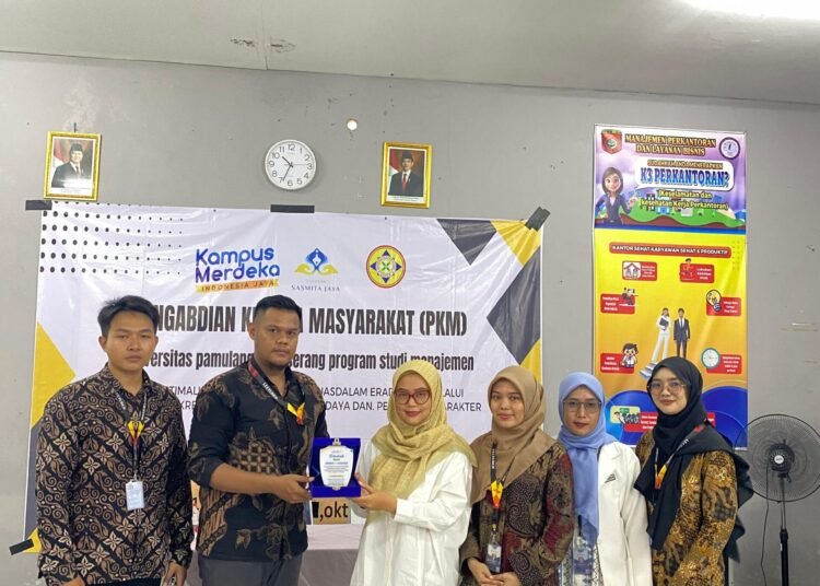 Siswa SMKN 1 Ciruas Tingkatkan Literasi dan Inklusi Keuangan 46 Penyerahan plakat oleh tim Pengabdian Kepada Masyarakat Universitas Pamulang kepada pihak SMKN 1 Ciruas sebagai bentuk apresiasi dan kerja sama dalam kegiatan sosialisasi literasi dan inklusi keuangan