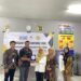 Siswa SMKN 1 Ciruas Tingkatkan Literasi dan Inklusi Keuangan 55 Penyerahan plakat oleh tim Pengabdian Kepada Masyarakat Universitas Pamulang kepada pihak SMKN 1 Ciruas sebagai bentuk apresiasi dan kerja sama dalam kegiatan sosialisasi literasi dan inklusi keuangan