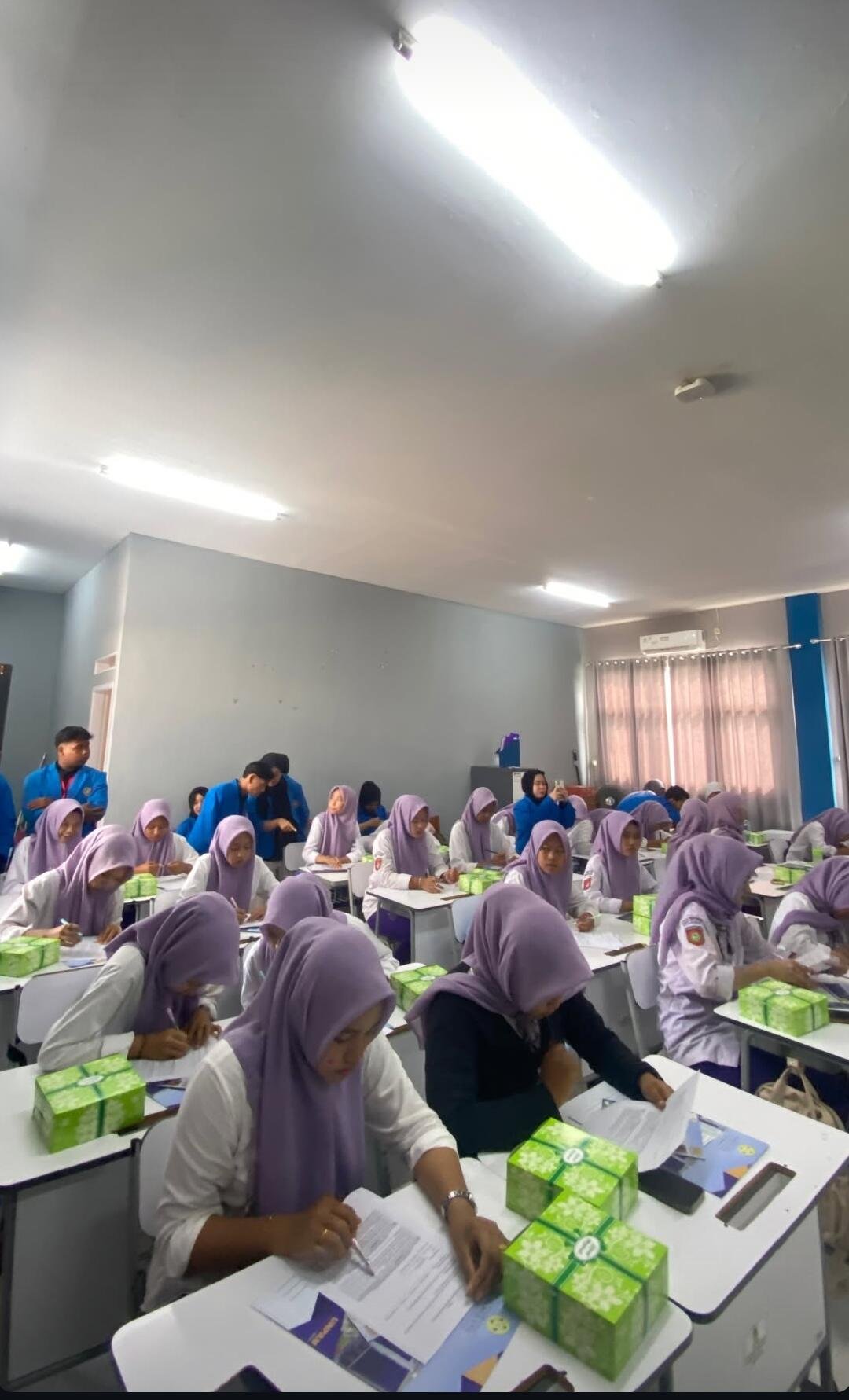 Siswa SMKN 1 Ciruas Tingkatkan Literasi dan Inklusi Keuangan 49 Kronologis Peristiwa Kegiatan dimulai dengan pre-test untuk mengukur pemahaman awal siswa tentang literasi dan inklusi keuangan. Selanjutnya, peserta mengikuti workshop interaktif melalui diskusi, simulasi anggaran, dan studi kasus sederhana. Setelah pelatihan, post-test menunjukkan peningkatan pemahaman dan keterampilan siswa, menandakan keberhasilan program. Selain itu, siswa mulai menerapkan kebiasaan menabung, mengatur pengeluaran, dan menggunakan layanan keuangan formal secara bijak. Dampak: Secara langsung, program meningkatkan pengetahuan dan keterampilan siswa dalam mengelola keuangan pribadi. Secara tidak langsung, kegiatan ini menumbuhkan kesadaran siswa untuk mengatur keuangan secara lebih bijak, disiplin, dan bertanggung jawab, dengan potensi menyebar ke lingkungan keluarga. Reaksi dan Tanggapan: Pihak sekolah dan guru memberikan tanggapan positif karena program ini memberikan pembelajaran praktis yang jarang diperoleh di kelas. Siswa antusias dan berharap kegiatan serupa dapat terus dilaksanakan.