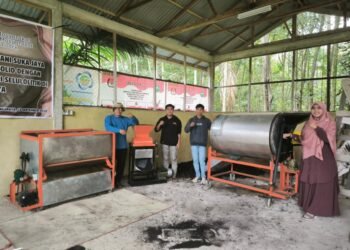 Dosen Fakultas Pertanian Universitas Riau Laksanakan Program Pengabdian Masyarakat: Olah Limbah Decanter Solid Jadi Kompos di Bungaraya, Siak 46 Dokumentasi bersama ketua HKTI Kabupaten Siak dan mahasiswa yang terlibat dalam kegiatan pengabdian Skema Pemberdayaan Berbasis Masyarakat Kememdikti Saintek tahun 2025
