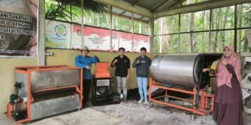 Dokumentasi bersama ketua HKTI Kabupaten Siak dan mahasiswa yang terlibat dalam kegiatan pengabdian Skema Pemberdayaan Berbasis Masyarakat Kememdikti Saintek tahun 2025