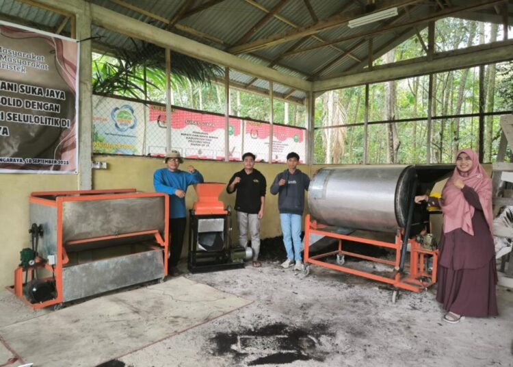 Dokumentasi bersama ketua HKTI Kabupaten Siak dan mahasiswa yang terlibat dalam kegiatan pengabdian Skema Pemberdayaan Berbasis Masyarakat Kememdikti Saintek tahun 2025