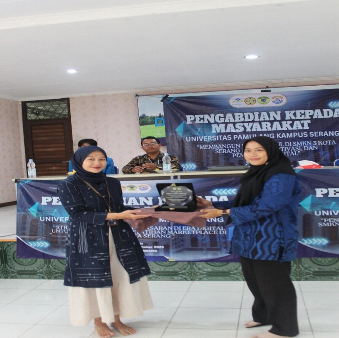 Peningkatan Literasi Keuangan Melalui Penerapan Pencatatan Keuangan Digital Berbasis Microsoft Excel Pada Siswa Wirausaha SMKN 3 Kota Serang 50 Penyerahan Plakat