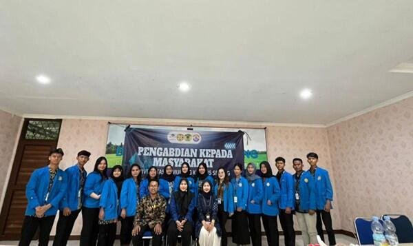 Peningkatan Literasi Keuangan Melalui Penerapan Pencatatan Keuangan Digital Berbasis Microsoft Excel Pada Siswa Wirausaha SMKN 3 Kota Serang 47 PKM SMKN 3 Kota Serang 2025