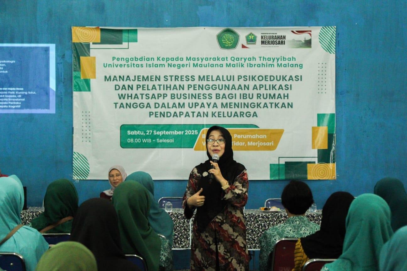 UIN Maulana Malik Ibrahim Malang Dorong Pemberdayaan Ibu Rumah Tangga Lewat Pelatihan Manajemen Stres dan Pemanfaatan WhatsApp Business 47 PkM Bu Retna
