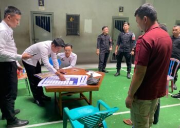 Dalam rangka menjaga ketertiban dan memastikan keakuratan data penghuni, jajaran Seksi Administrasi Keamanan dan Ketertiban (Adm. Kamtib) bersama Kesatuan Pengamanan Lembaga Pemasyarakatan (KPLP) Lapas Kelas IIA Bengkulu melaksanakan kegiatan pergantian papan sterek yang telah kusam dengan papan baru di seluruh blok hunian.