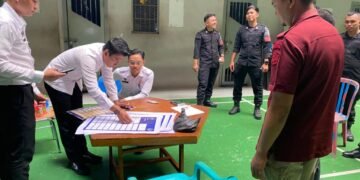 Dalam rangka menjaga ketertiban dan memastikan keakuratan data penghuni, jajaran Seksi Administrasi Keamanan dan Ketertiban (Adm. Kamtib) bersama Kesatuan Pengamanan Lembaga Pemasyarakatan (KPLP) Lapas Kelas IIA Bengkulu melaksanakan kegiatan pergantian papan sterek yang telah kusam dengan papan baru di seluruh blok hunian.