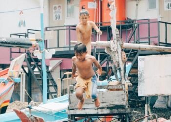 Aktivitas Anak Anak Muara Angke Di Pagi Hari