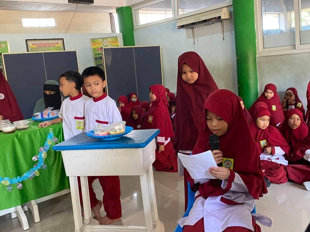 Healthylicious Day, Fun Cooking Rombel 3: Asah Kreativitas dan Kerja Sama Siswa SDIT Al-Fadiyah 47 Siswa yang Menjelaskan Puding Buatan Mereka