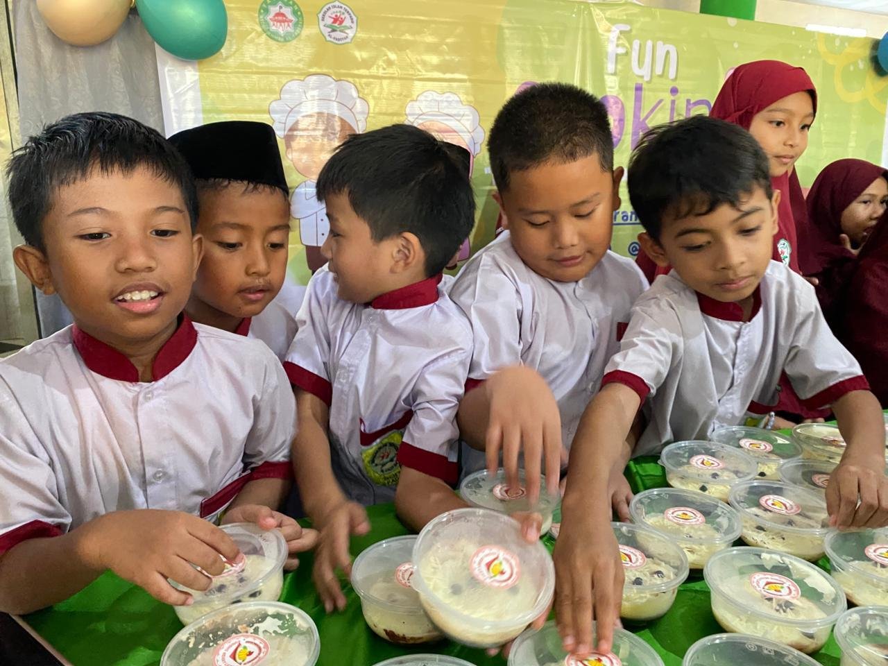 Healthylicious Day, Fun Cooking Rombel 3: Asah Kreativitas dan Kerja Sama Siswa SDIT Al-Fadiyah 49 Siswa yang Menjual puding hasil buatan mereka