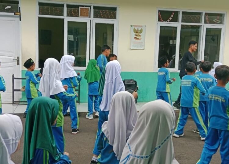 Senam Asyik, Anak Aktif: Inovasi Sehat dari MIS Ar-Raudhotun Nur Bayongbong Garut 46 senam MIS Ar-Raudhotun Nur