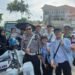 Petugas berinteraksi dengan wisatawan di sekitaran Kebun Raya Bogor