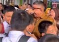 Kepala Sekolah SMPN 1 Prabumulih, Roni Ardiansyah saat perpisahan dengan seluruh siswa usai dirinya dicopot sebagai kepala sekolah. source: kalderanews