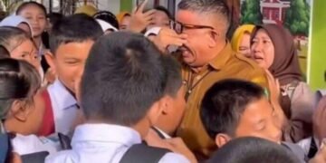 Kepala Sekolah SMPN 1 Prabumulih, Roni Ardiansyah saat perpisahan dengan seluruh siswa usai dirinya dicopot sebagai kepala sekolah. source: kalderanews