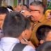 Kepala Sekolah SMPN 1 Prabumulih, Roni Ardiansyah saat perpisahan dengan seluruh siswa usai dirinya dicopot sebagai kepala sekolah. source: kalderanews