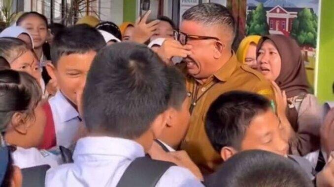 Kepala Sekolah SMPN 1 Prabumulih, Roni Ardiansyah saat perpisahan dengan seluruh siswa usai dirinya dicopot sebagai kepala sekolah. source: kalderanews
