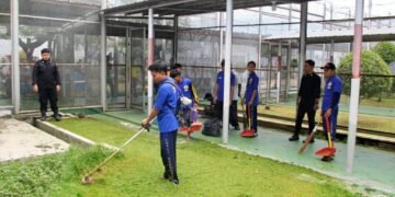 Petugas Lapas Kelas IIA Bengkulu bersama warga binaan melaksanakan kegiatan kebersihan dengan memangkas rumput dan menyapu area sekitar sel, sebagai bagian dari upaya menjaga lingkungan tetap sehat dan tertib.