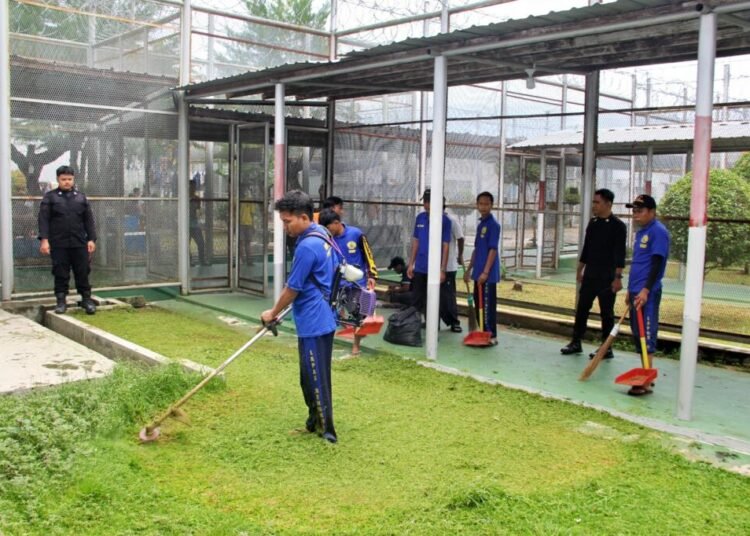 Petugas Lapas Kelas IIA Bengkulu bersama warga binaan melaksanakan kegiatan kebersihan dengan memangkas rumput dan menyapu area sekitar sel, sebagai bagian dari upaya menjaga lingkungan tetap sehat dan tertib.