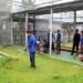 Petugas Lapas Kelas IIA Bengkulu bersama warga binaan melaksanakan kegiatan kebersihan dengan memangkas rumput dan menyapu area sekitar sel, sebagai bagian dari upaya menjaga lingkungan tetap sehat dan tertib.