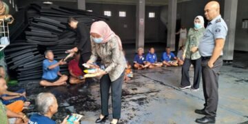 Petugas Klinik Pratama Lapas Bengkulu memberikan extra fooding kepada WBP lansia didampingi Komandan Jaga.