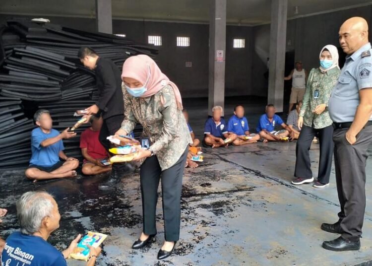 Lapas Bengkulu Peduli Kesehatan WBP Lansia Lewat Program Extra Fooding 46 Petugas Klinik Pratama Lapas Bengkulu memberikan extra fooding kepada WBP lansia didampingi Komandan Jaga.