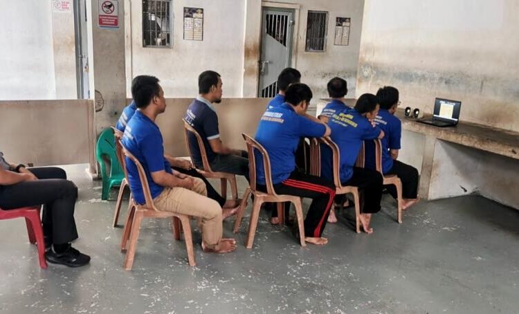 Dalam upaya memperkuat pembinaan kepribadian dan moral warga binaan, Lembaga Pemasyarakatan (Lapas) Kelas IIA Bengkulu menyelenggarakan kegiatan Zoom Kelas Moralitas bersama Huang Laoshi (Ibu Erina Wongso) pada Selasa (7/10).