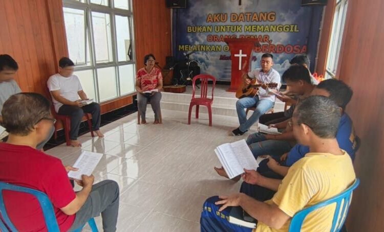 Lembaga Pemasyarakatan (Lapas) Kelas IIA Bengkulu terus berkomitmen memperkuat pembinaan kepribadian bagi warga binaan melalui kegiatan kerohanian. Bertempat di Gereja Getsmani dalam area Lapas Bengkulu, kegiatan ibadah dan pembinaan rohani bagi warga binaan beragama Kristen dan Katolik digelar dengan menggandeng Kementerian Agama (Kemenag) Kota Bengkulu.