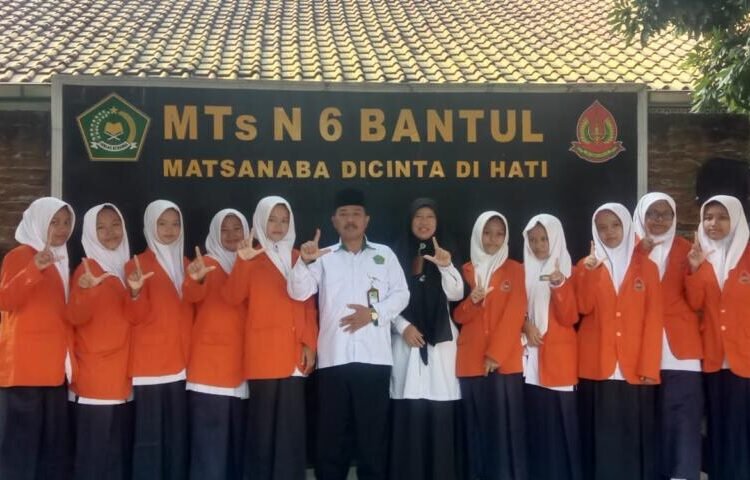 Head of MTsN 6 Bantul Gives Prayers and Motivation to 10 Students for Jogja English Village Program 46 WhatsApp Image 2025 10 08 at 08.38.33 1