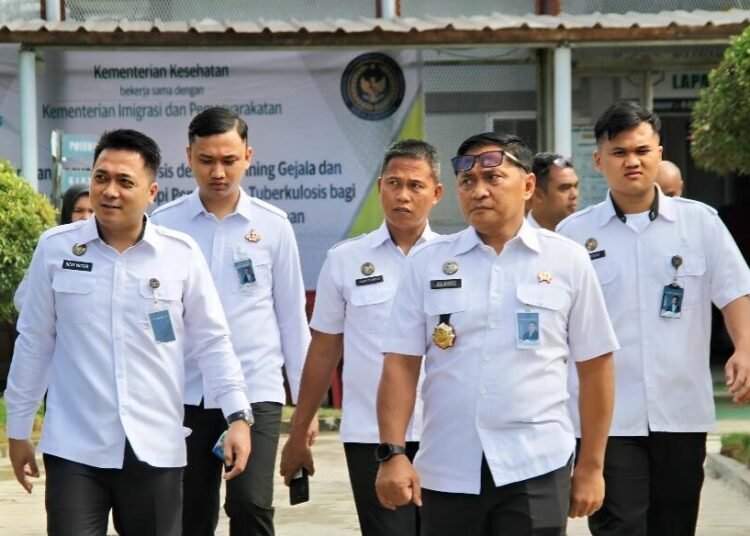 Kalapas Bengkulu Julianto Budhi Prasetyono meninjau seluruh area Lapas, tekankan pentingnya sinergi dan kebersihan lingkungan kerja.