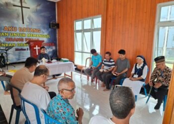 Sejumlah warga binaan pemasyarakatan (WBP) mengikuti kegiatan pembinaan rohani yang digelar oleh Kementerian Agama (Kemenag) Kota Bengkulu melalui program ibadah dan pembinaan di Gereja Getsmani Lapas Bengkulu.