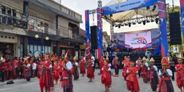 Pertunjukan seni yaitu Tortor Batak Toba: Tortor Marsidapari ( saling bantu, gotong royong) ala masyarakat suku Batak.