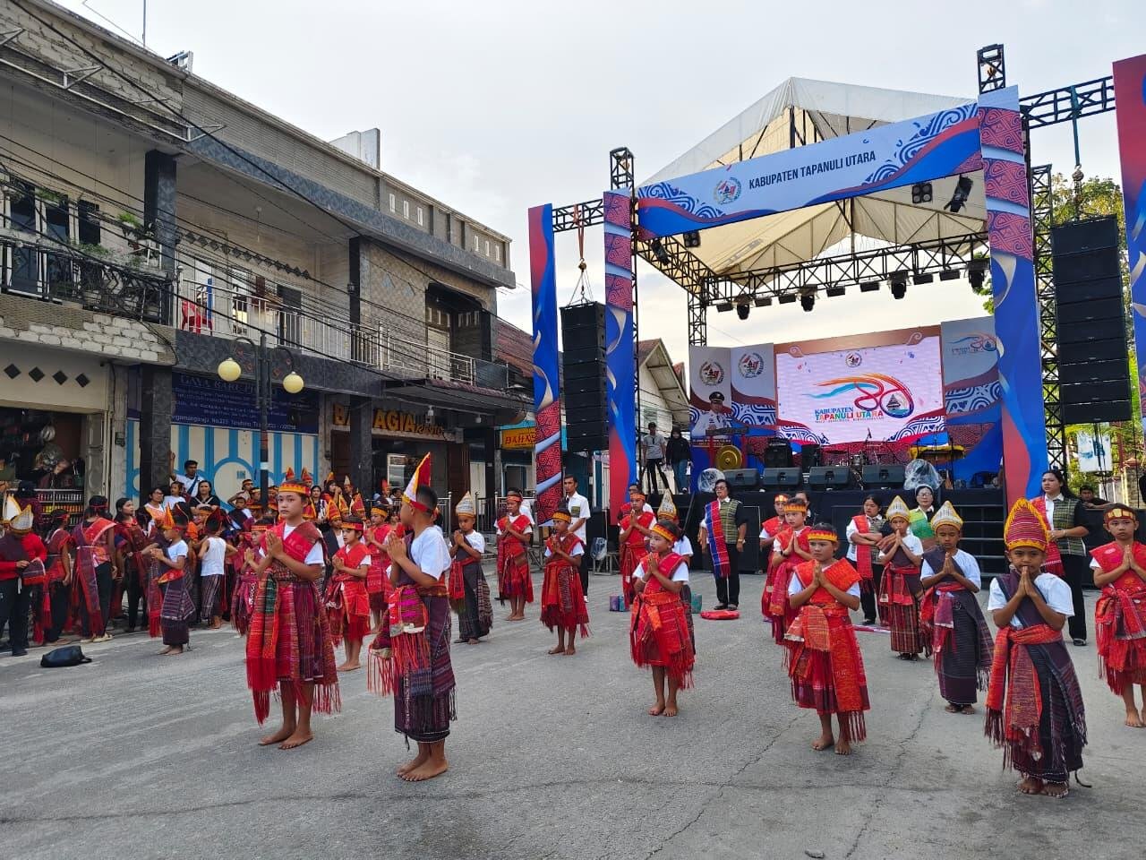 Pertunjukan seni yaitu Tortor Batak Toba: Tortor Marsidapari ( saling bantu, gotong royong) ala masyarakat suku Batak.