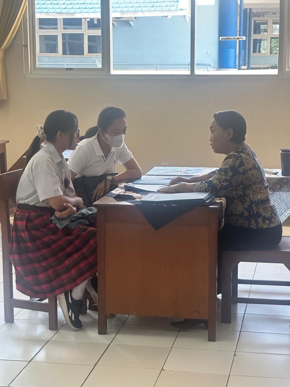 Penerimaan Raport Tengah Semester SMP St. Yosef Surabaya Berjalan Tertib dengan Kolaborasi Siswa dan Karyawan 49 WhatsApp Image 2025 10 10 at 07.39.44