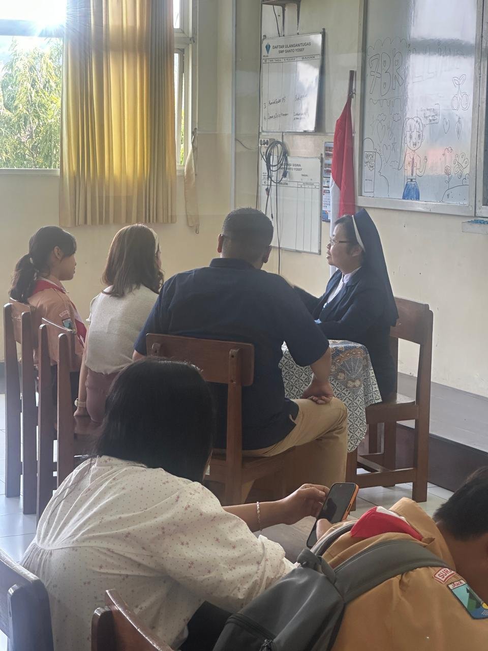 Penerimaan Raport Tengah Semester SMP St. Yosef Surabaya Berjalan Tertib dengan Kolaborasi Siswa dan Karyawan 47 WhatsApp Image 2025 10 10 at 07.39.46 1